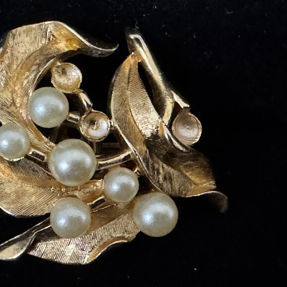 Vintage Crown Trifari Brushed Gold Tone Floral Brooch & Earrings Faux  Pearls - Picture 9 of 14
